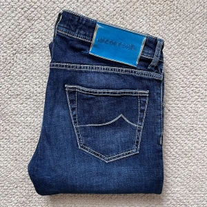 Jacob cohën jeans nick - Jacob cohën jeans Nick i storlek W32. Inga defekter! Modellen är 180 cm 75 kg, och måtten är A: cm 41 B: 105 cm. Kom med frågor 😊