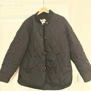 Jacka strl XS från H&M - Dåligt ljus men jackan är svart. Använd fåtal gånger och är i fint skick. 