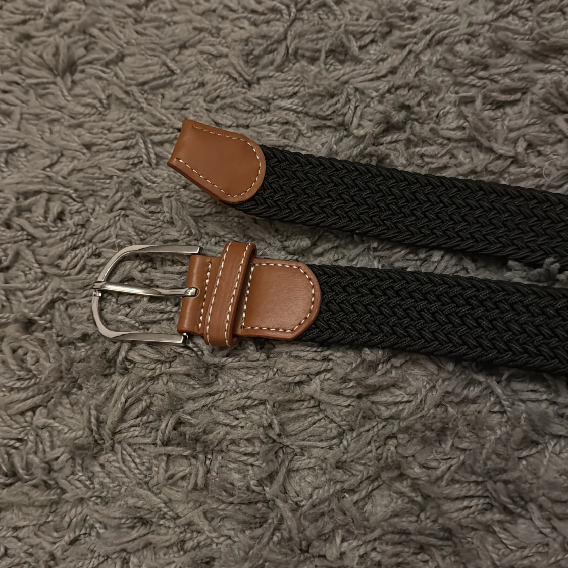 Svart flätat bälte med bruna detaljer - 1