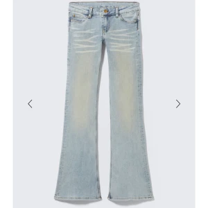 Cheap Monday jeans  - Snygga ljusblå jeans med bootcut-modell och slitna detaljer framtill. Jeansen har klassisk femficksdesign, låg midja. Skriv för mer bilder.