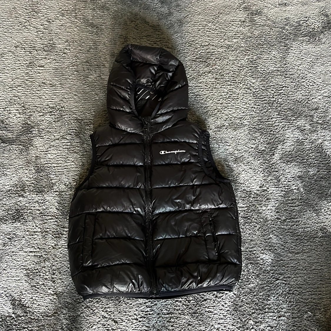Svart dunväst från Champion med huva - 1