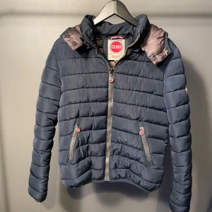 Colmar jacka - Riktigt snygg Colmar jacka, fint skick utan defekter, skulle säga att den passar XS(herr). Hör av dig vid minsta fundering (33).