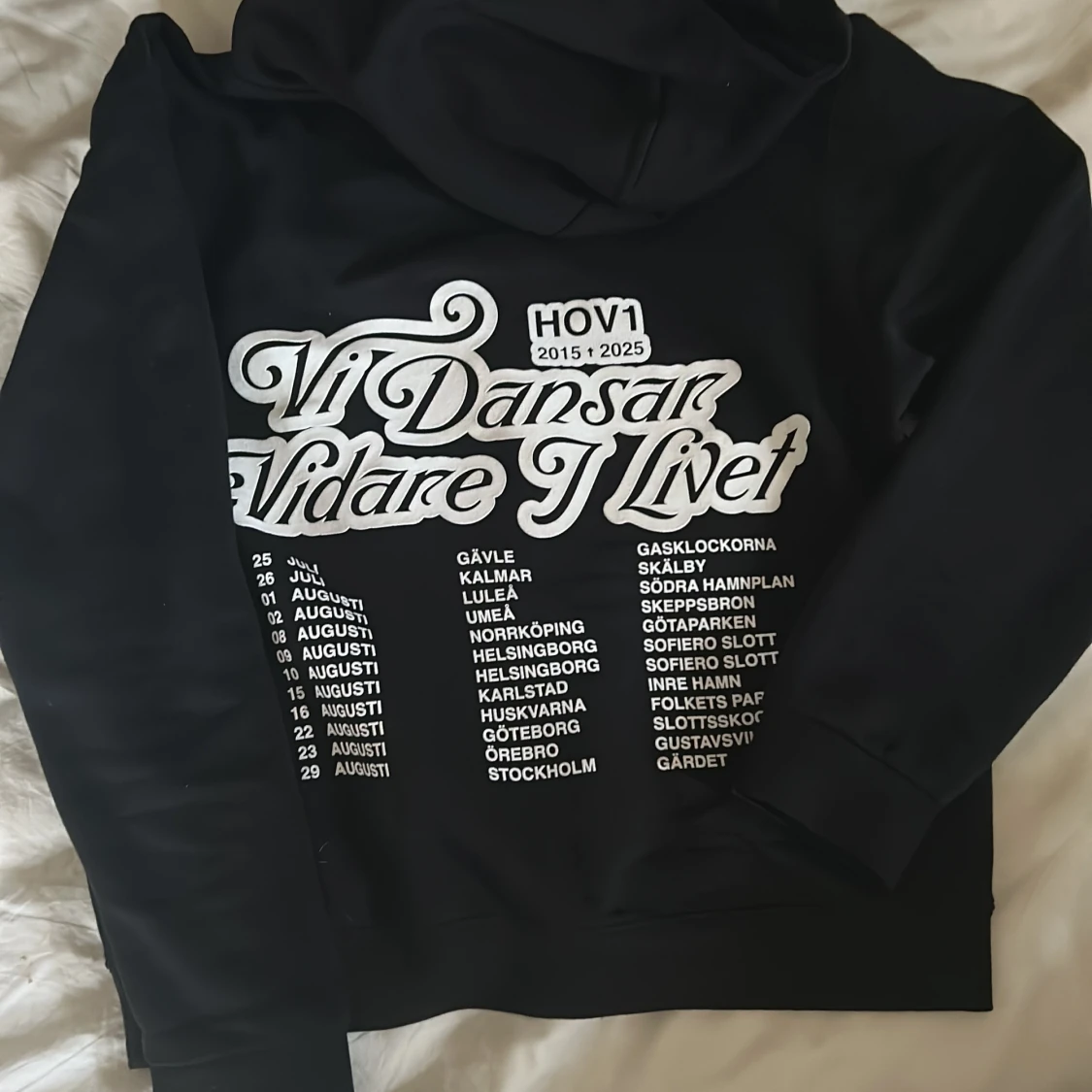 Svart Hov1 hoodie med turnétryck