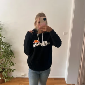 Svart Ellesse hoodie - Storlek xs men lite oversized. Sparsamt använd så bra skick