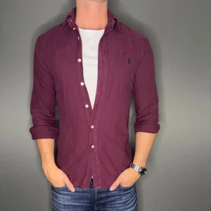 Ralph lauren skjorta - Hej säljer nu min fina Ralph lauren skjorta i storlek S. Den är i nyskick och kommer vara otroligt snygg nu i höst. Nypris cirka 1600kr! Vi kommer att sälja liknande produkter så glöm inte följa profilen!🌊🍾