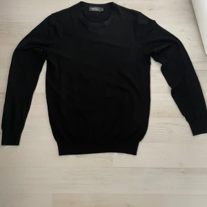 Dressmann sweater - Tja, säljder denna stilrena svarta sweatern från Dressmann i merinoull. Storlek S och är normal i storleken. Säljer pga att den ej används längre plus att den är för liten. Nypris 700 mitt pris 400. Priset är alltid diskuterbart, hör av er vid frågor! 