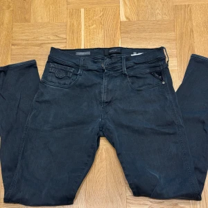 Replay Hyperflex Anbass jeans svart - Svarta Replay Hyperflex Anbass jeans med klassisk femficksdesign och snygga detaljer. Bra skick. Hör av er vid frågor eller funderingar.