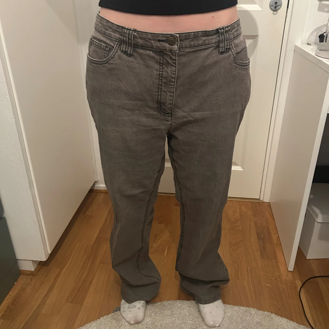 Grå raka jeans med broderade fickor