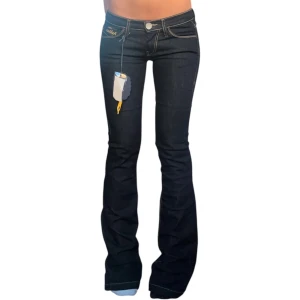  bootcut jeans Lowwaist Killah - Snygga svarta jeans från Killah med bootcut Innerbenslängd: 87cm Midja: 34cm