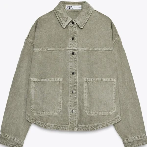 Grön jeansjacka från Zara - Säljer denna superfina jeans jacka från zara då den inte kommer till användning längre❤️ jättefint skick och endast använd ett fåtal gånger❤️skriv vid frågor eller intresse ❤️ pris kan diskuteras vid snabb affär!!❤️