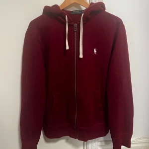 Ralph lauren zip hoodie - Snygg ralph lauren zip hoodie, inga defekter. Storleken säger M men passar mer som S tycker jag. Jag är 183/77kg och den är lite liten för mig.