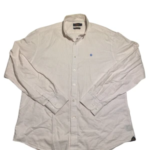 Vit rosa randig skjorta från Morris  - Säljer en klassisk vit och ljusrosa randig skjorta från Morris. Den har inte använts mycket eftersom att den var för stor för mig 