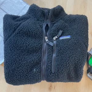 Patagonia svart fleece - Hej, säljer min svarta patagonia fleece i storlek S, bra skick och änvänd varsamt! Äger hund och små defekter förekommer, vid funderingar skriv gärna. 