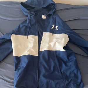 Under armour jacka  - Säljer en under armour jacka storlek xs passar även bra i mig som har s, mycket bra sick 