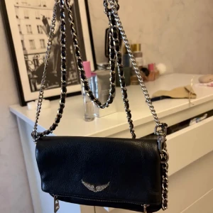 Äkta Svart Zadig & Voltaire axelväska i skinn - Super fin men kommer tyvärr inte till användning längre. Köpt från Zalando den är äkta har kvittot ifrån Zalando ifall man vill se det💕