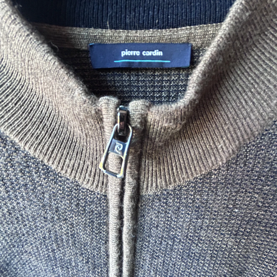 Brun stickad kofta från Pierre Cardin - 1