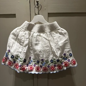 Supersöt Stellamccartney kjol - Så söt kjol till sommaren!! Väldigt stretchig, har kunnat ha sen jag var 10 år