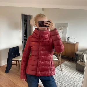 Röd pufferjacka från Herno - Säljer en såå snygg röd pufferjacka från Herno med hög krage och diskret glansiga finish. design. Jackan stängs med dolda knappar, och är i fint skick, den har inga defekter! Står ingen storlek i jackan men passar mig som har s-m!❤️Pris går att diskutera! 