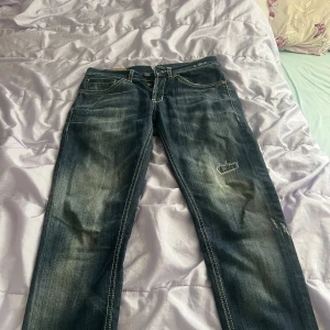 Dondup george jeans  - Tjena! Säljer sällsynta dondup George jeans som inte passar mig. Riktiga priset på dem är 3-3500kr. Men pris kan diskuteras och ställ frågor om de e något. 