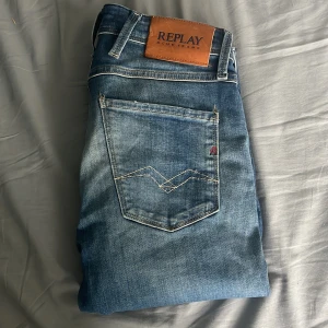 Replay Anbass nyskick - Tjo! Säljer ett par replay brallor i slim fit modellen, Anbass! Jeansen har använts max 3 gånger och är i ett superfint skick! Om du har en fråga eller fundering, tveka inte att höra av dig vid minsta lilla! Pris kan diskuteras!