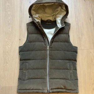 Olivgrön dunväst från Stenströms - Tja! Säljer nu en sjuk snygg mocka väst från stenströms, perfekt nu till hösten! Storlek M men passar en S. Nypris 4999 kr. Vid frågor är det bara att höra av sig :)