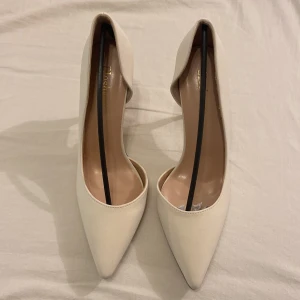Beige klackskor - Beige klackskor i storlek 39. Endast testat, mycket bra skick.