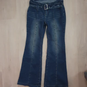 Blå bootcut jeans med bälte - Snygga blå Y2K bootcut jeans med skärp 🌸 strl  W 30
