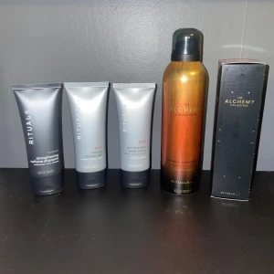 Rituals Alchemy & Sport set - Snyggt set från Rituals med produkter ur Alchemy Collection och Sport-serien. Innehåller en bronsfärgad foaming shower gel, schampo, duschgel och body lotion i silvergrå tuber samt en body scrub i svarta kartongen. Perfekt för dig som gillar fräscha och lyxiga dofter.