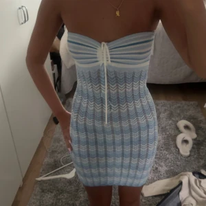 Blå och vit strapless kortklänning - Säljer en superfin strapless kortklänning i blått och vitt med snyggt randigt mönster🤍🩵💙