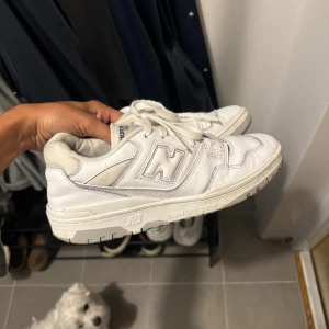 Vita New Balance 550 sneakers - Säljer ett par klassiska New Balance 550 sneakers i helvitt skinn i storlek 40 