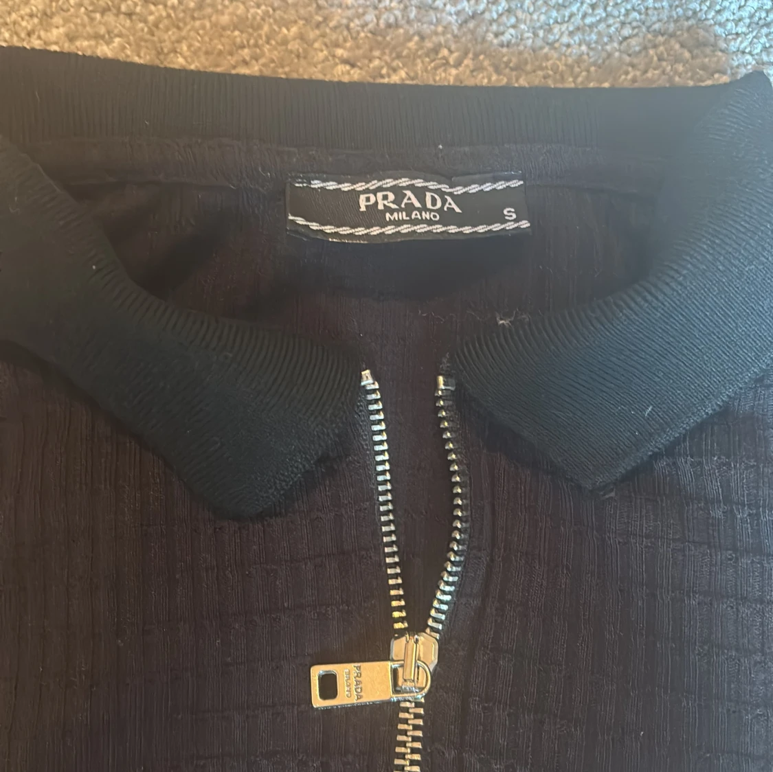 Svart pikétröja från Prada med zip - 1