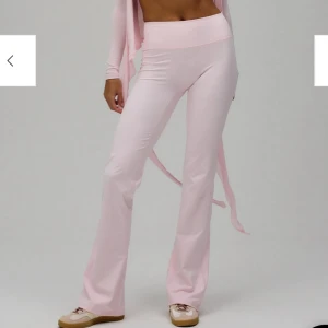 Exercere yoga tights  - ❗️INTRESSEKOLL❗️Exercere yoga tights i storlek XS/S. Tycker dessa är pytte lite korta på mig som är 162cm lång. Dessa är i short och om det är nån som vill byta mot tall längden så gör jag gärna det! Annars kan jag tänka mig att sälja de för 650, nypris 992kr. Använda 2-3 gånger o tvättade en gång, i superfint skick. 