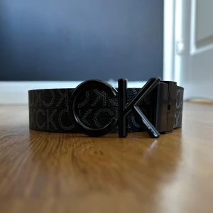 Calvin Klein Bälte - Skick 7-8/10. Minimalt med användning men vid noggrann inspektion kan man se enstaka slitage. Flera hål som passar de flesta. Hör gärna av dig! 