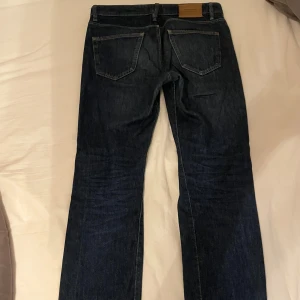 Jack & Jones Chris loose fit storlek 31 34  - Mörkblåa Jack & Jones jeans med orange sömmar som knappt är använda då dem inte passar och har köpt ett par andra.