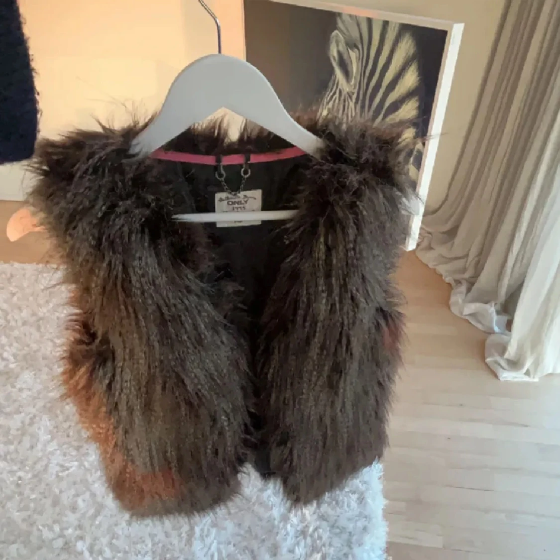 Brun fluffig pälsväst från Only