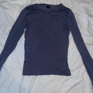 Mörkblå långärmad tröja - Soft touch långarmad tröja från Gina i st S. inte jätte använd