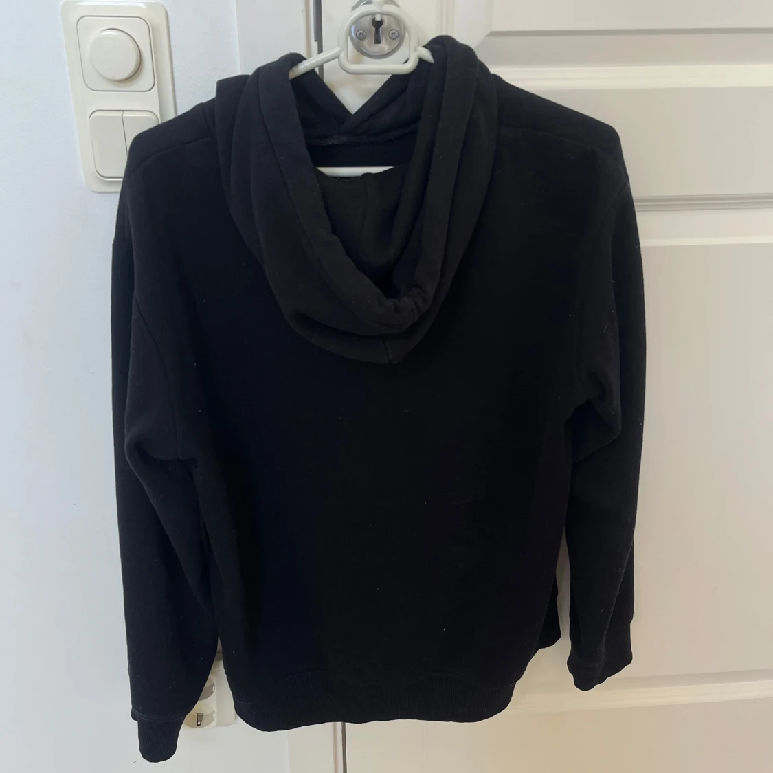 Svart hoodie från H&M XS - 1