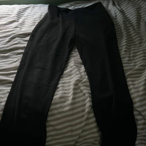 Svarta kostymbyxor från Gina Tricot - Svarta kostymbyxor från Gina Tricot i storlek 36. Byxorna har en rak passform och dragkedja i sidan för en clean look 💕Aldrig använda och har 2 par