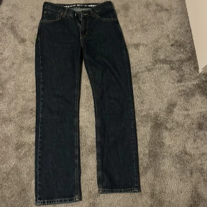 Mörkblå jeans från Never Denim - Snygga mörkblå jeans från Never Denim med låg midja och raka ben. Väldigt bra skicka och super snygga. Dem är 26 i waist och 30 i length.💕