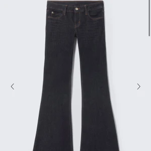 Low waist bootcut jeans  - Jätte snygga mörkblå jeans från weekday cheap Monday