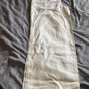 Beiga byxor med resår från Zara XS - Snygga beiga byxor från Zara i storlek XS. De har resår i midjan, raka ben och två bakfickor. Byxorna är gjorda i ett mjukt och lätt material som känns skönt mot huden. Perfekta för en chill och stilren look.