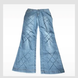Coola  jeans med mönster - Säljer ett par super coola jeans! Lite cropped stil men passar mig som är 165!❤️