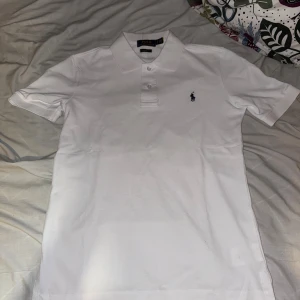 Polo Ralph Lauren pike vit - Vit polo piké som är riktigt fräsch och bra pass form. Skriv i pm via intresse. 
