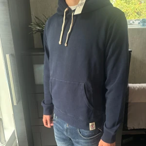 Polo Ralph Lauren hoodie  - Säljer denna mörkblå Ralph Lauren hoodie | Skick 10/10 (Helt ny) | Storlek M (grabben på bilden är 180) | Nypris 2300 | Hör av dig vid minsta fundering eller fråga ✅🙌