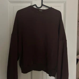 Brun sweatshirt - Mysig brun sweatshirt. Supergosig nu till höst. Tröjan är lite kortare men superfin. Storlek XS/S.