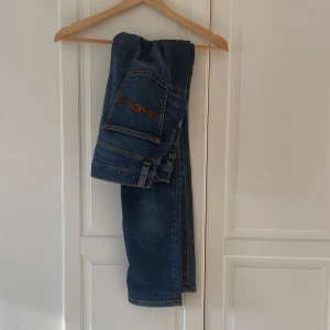 Blå jeans från Nudie Jeans - Snygga blå jeans från nudie i storlekn 30W 32L i modellen Lean Dean, jeansen är riktigt snygga inga defekter hör dig av vid minsta fråga o fundering!💫