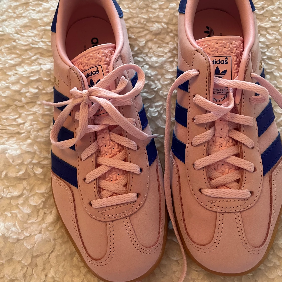 Adidas Gazelle rosa och blå sneakers