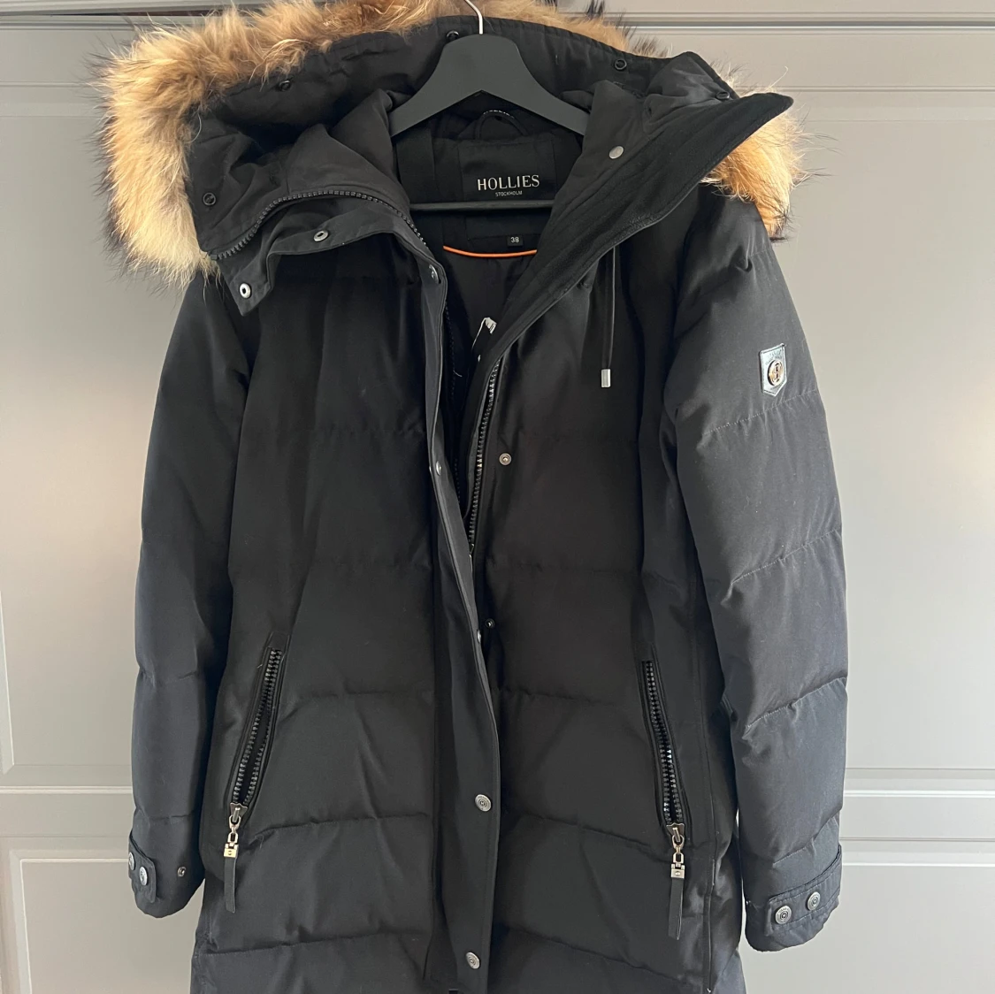 Svart dunjacka med pälskrage Hollies