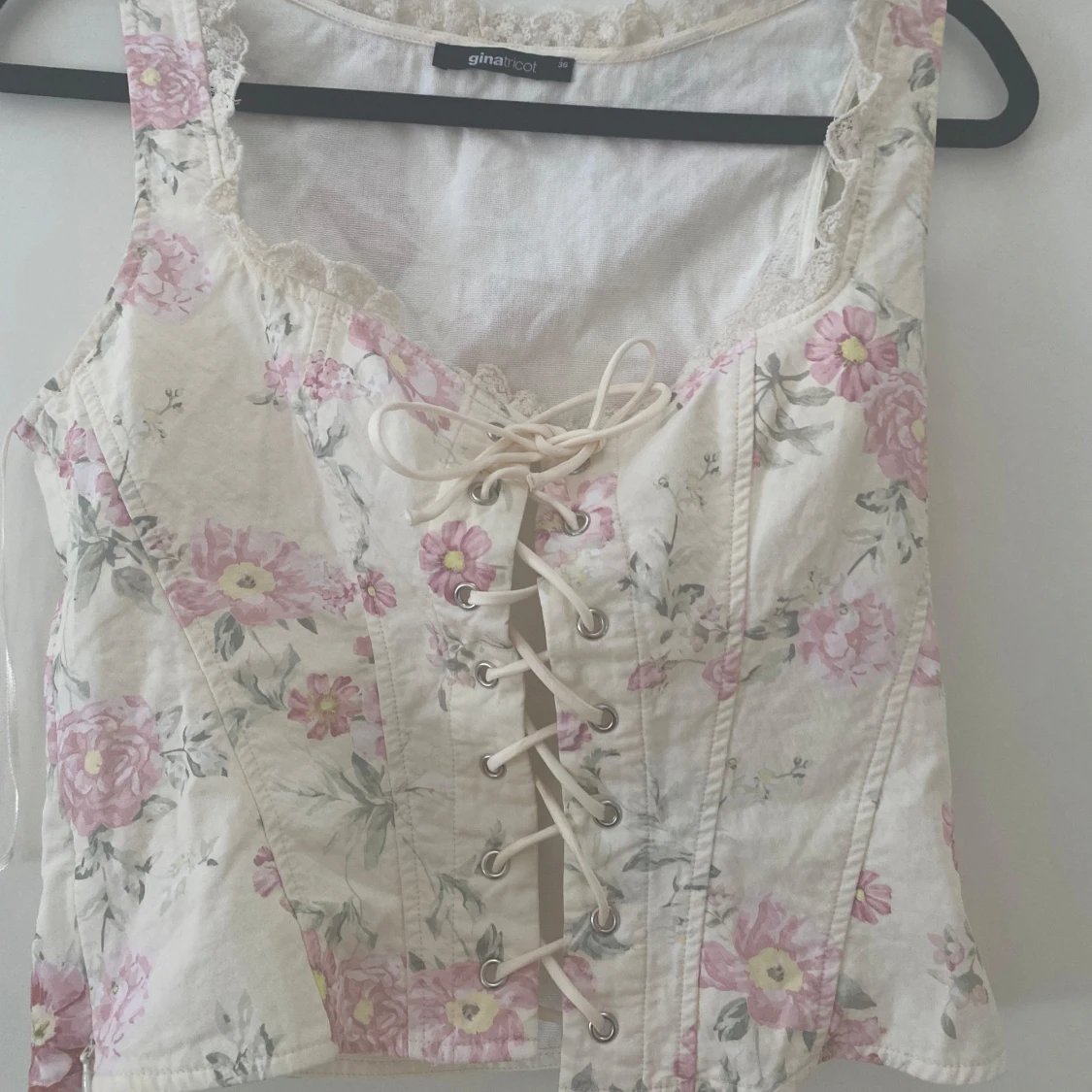 Blommig korsettopp från Gina Tricot