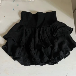 Svart volangkjol från SHEIN - Supersöt svart kortkjol från SHEIN med volanger. Använd ett tag men inga defekter.